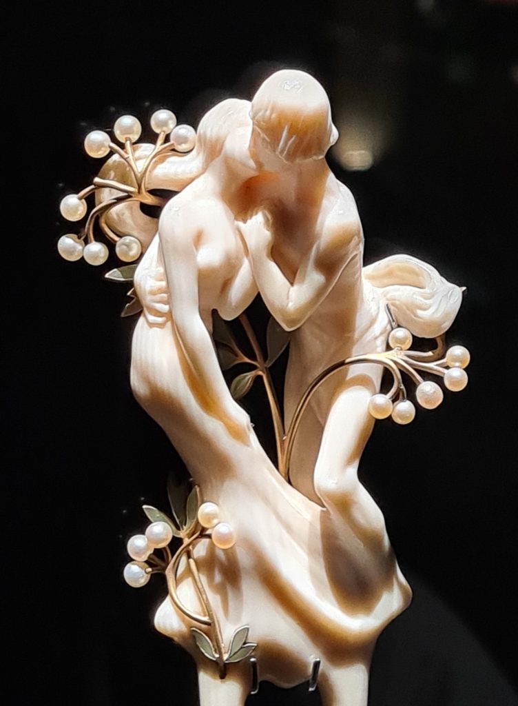 Peigne en ivoire représentant un couple qui s'embrasse tendrement